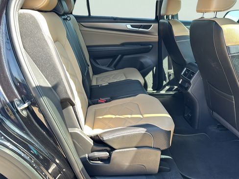 Used 2024 Volkswagen Atlas Cross Sport SE w/ Panoramic Sunroof Package FWD image 12