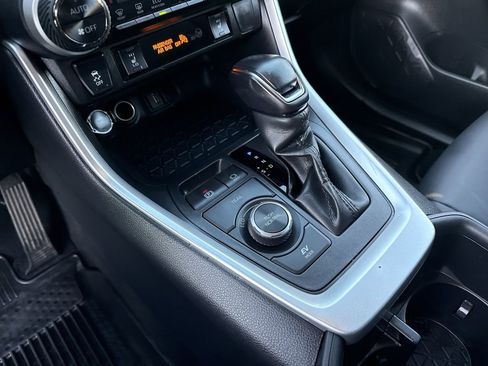 Used 2022 Toyota RAV4 XLE Premium image 29