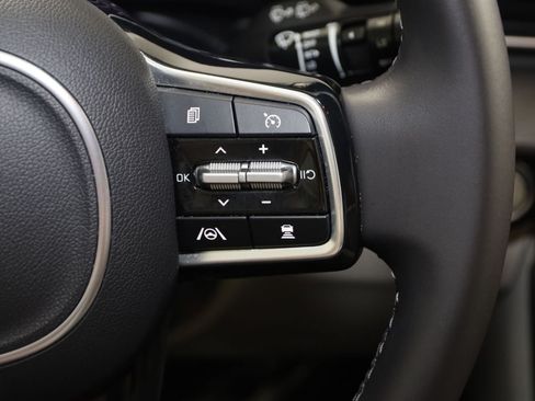 Used 2024 Kia Carnival EX FWD image 40