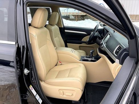 Used 2019 Toyota Highlander XLE image 7