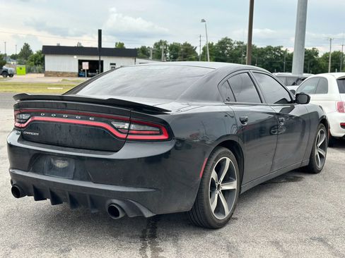 Used 2017 Dodge Charger SE RWD image 6