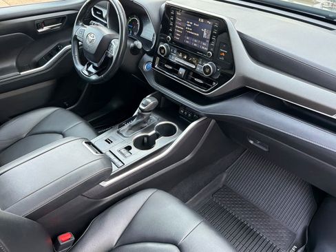 Used 2020 Toyota Highlander XLE AWD/4WD image 19