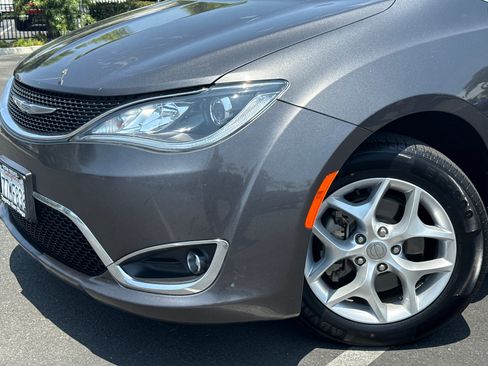 Used 2017 Chrysler Pacifica Touring-L Plus w/ Tire & Wheel Group FWD image 3