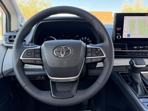 Used 2025 Toyota Sienna XLE w/ XLE Plus Package image 27