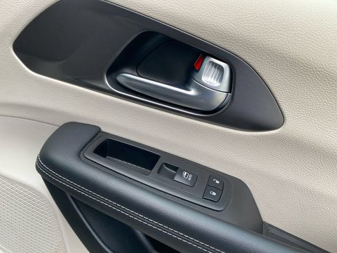 Used 2024 Chrysler Pacifica Touring-L FWD image 11