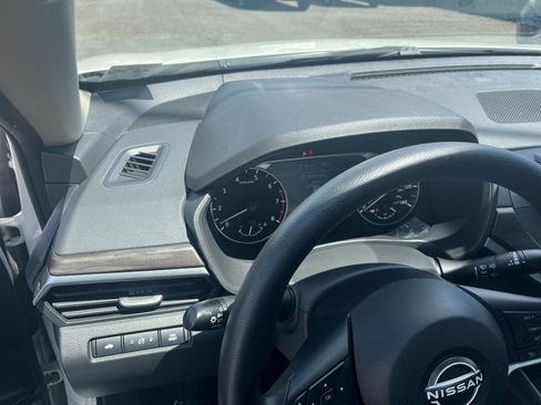 Used 2025 Nissan Altima 2.5 SV FWD image 34