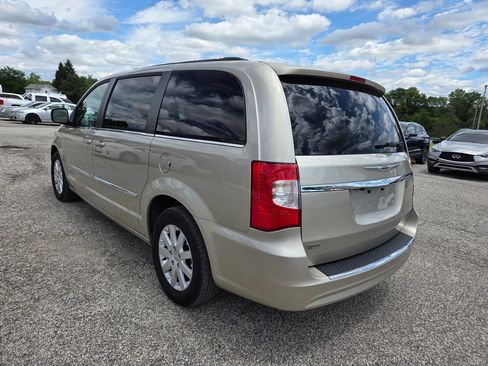 Used 2016 Chrysler Town & Country Touring FWD image 6