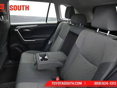 Used 2021 Toyota RAV4 XLE AWD/4WD image 18