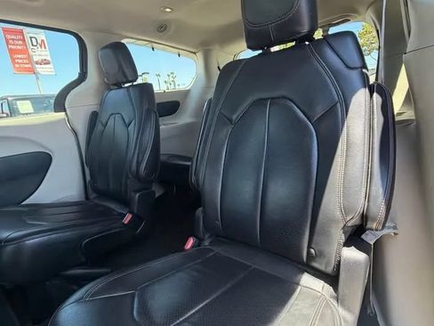 Used 2017 Chrysler Pacifica Touring-L Plus FWD image 8