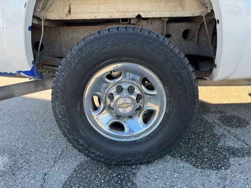 Used 2005 Chevrolet Silverado 2500 LS w/ Skid Plate Package AWD/4WD image 46