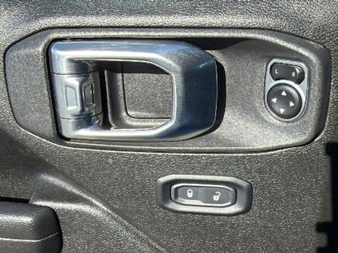 Used 2025 Jeep Wrangler Unlimited Rubicon AWD/4WD image 22