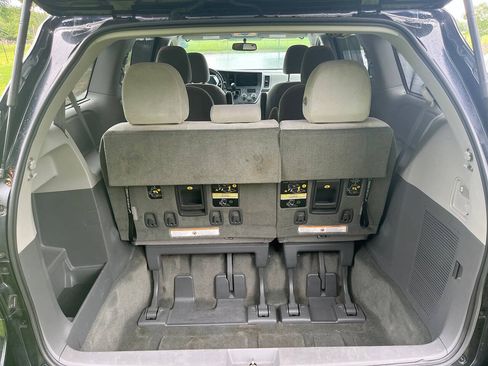Used 2015 Toyota Sienna LE AWD/4WD image 11