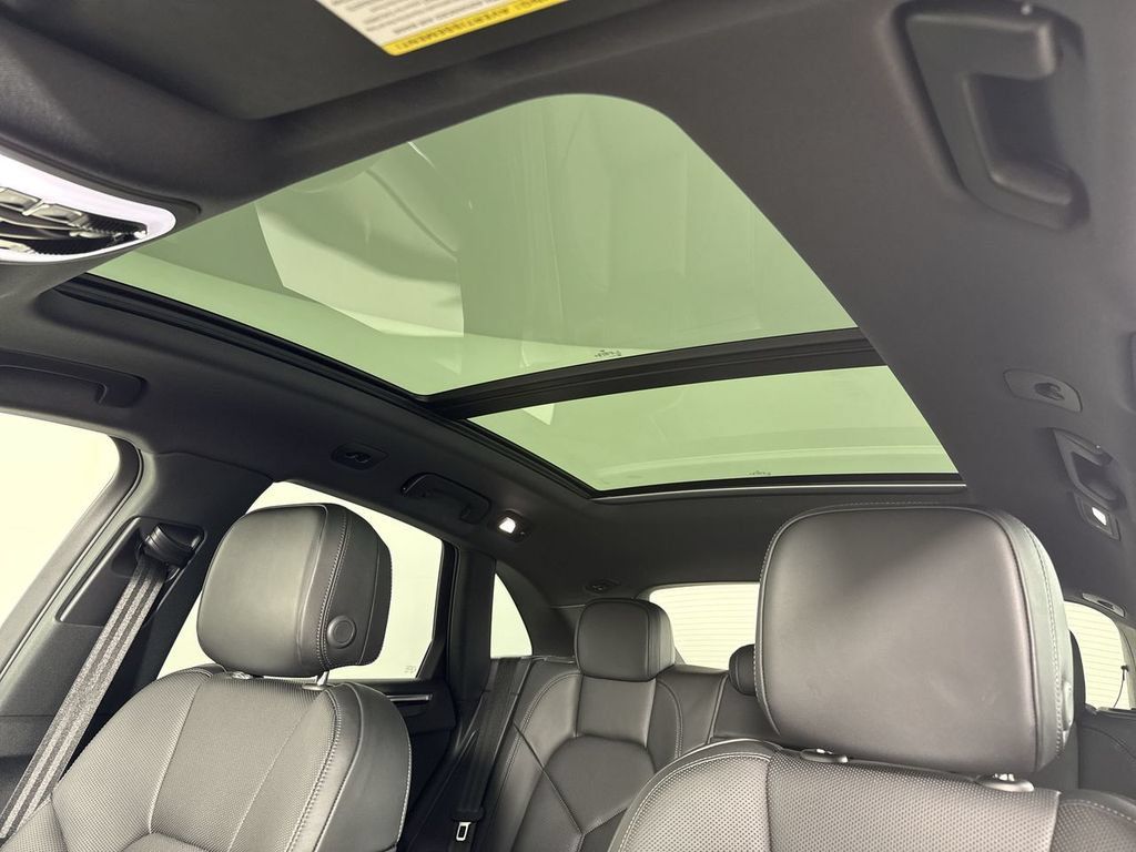 Certified 2025 Porsche Macan AWD/4WD image 42