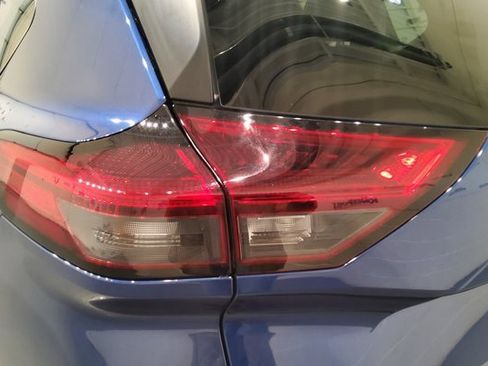 Used 2023 Nissan Rogue S image 11