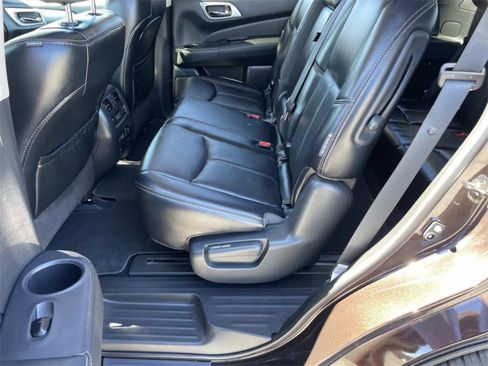 Used 2019 Nissan Pathfinder SL image 7