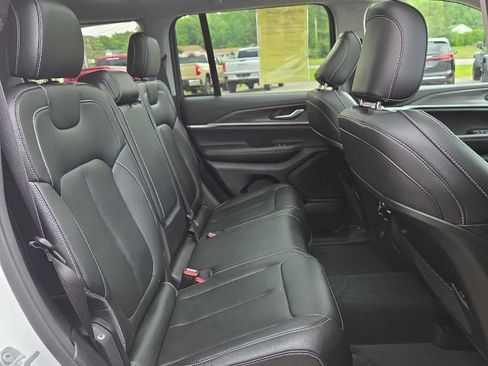 Used 2023 Jeep Grand Cherokee Limited AWD/4WD image 8