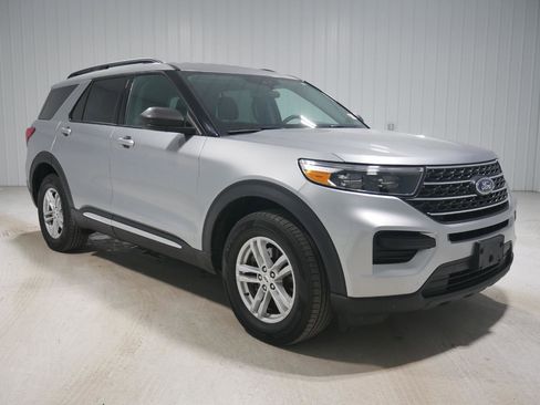 Certified 2023 Ford Explorer XLT image 3