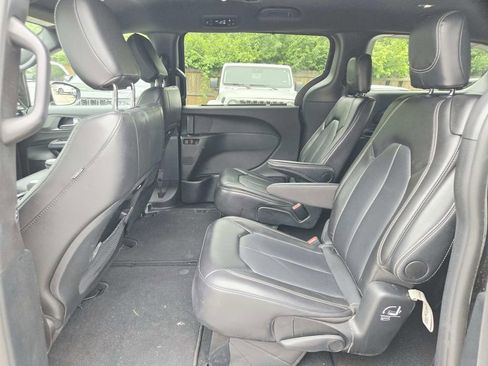 Used 2025 Chrysler Pacifica Select FWD image 12