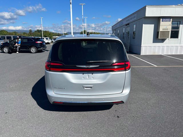 Used 2024 Chrysler Pacifica Touring-L FWD image 4