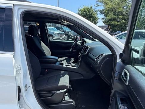 Used 2020 Jeep Grand Cherokee Laredo AWD/4WD image 27