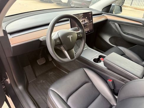 Used 2024 Tesla Model Y Long Range AWD/4WD image 3
