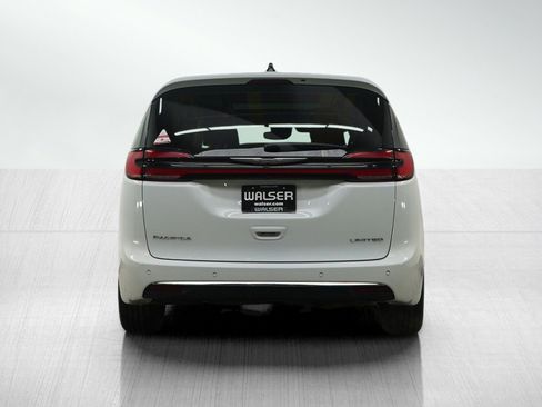 Used 2024 Chrysler Pacifica Limited image 5