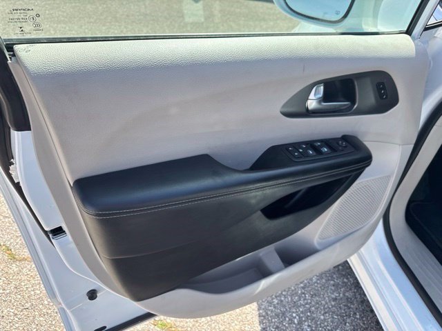 Used 2022 Chrysler Pacifica Touring-L FWD image 10