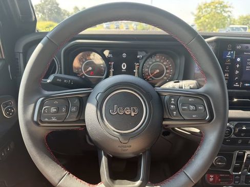 Used 2025 Jeep Wrangler Unlimited Rubicon AWD/4WD image 25