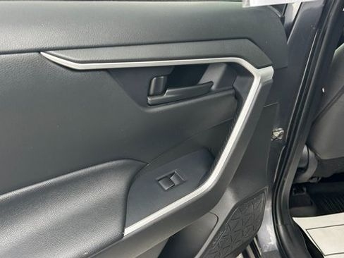 Used 2020 Toyota RAV4 LE image 31