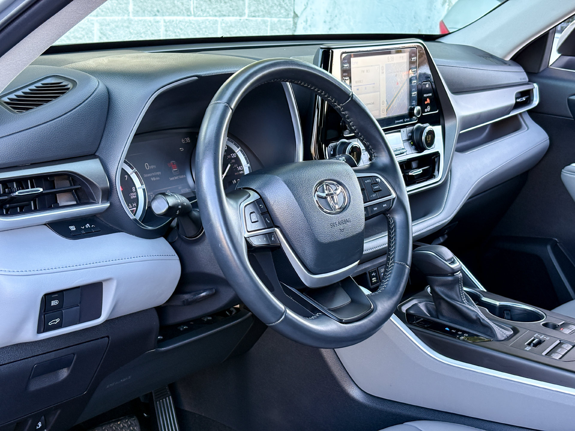 Used 2022 Toyota Highlander XLE AWD/4WD image 16