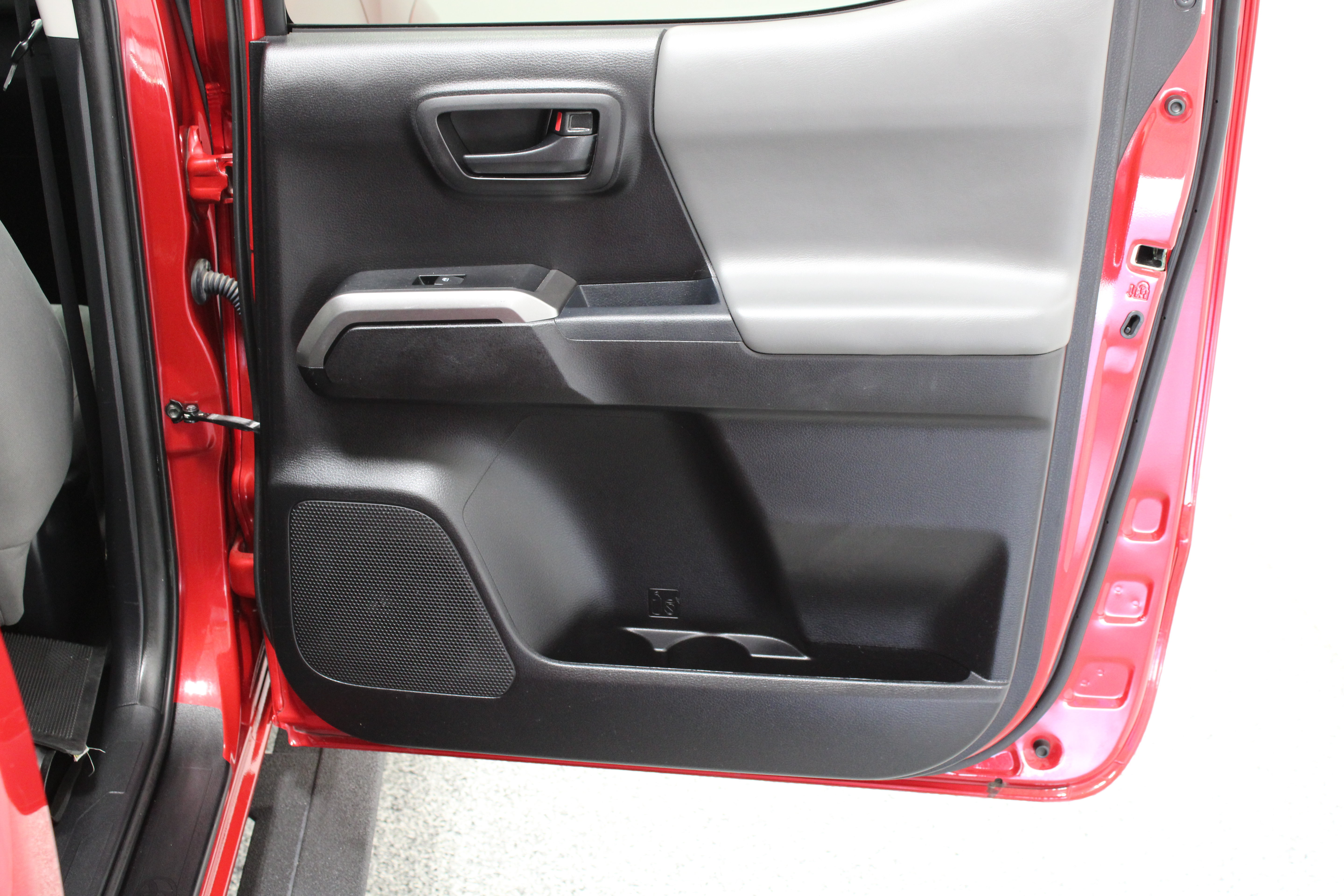 Used 2021 Toyota Tacoma SR5 AWD/4WD image 30