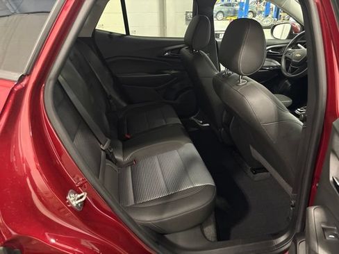 Used 2025 Chevrolet Trax LT FWD image 32