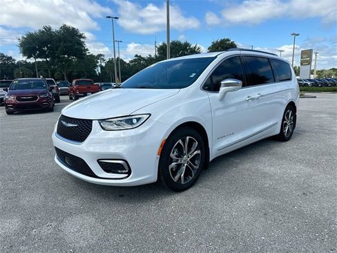 Used 2024 Chrysler Pacifica Pinnacle image 2