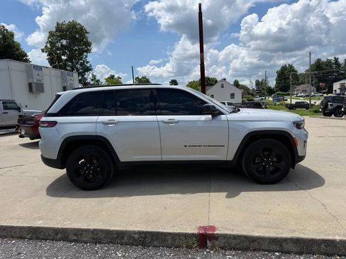 Used 2023 Jeep Grand Cherokee Altitude AWD/4WD image 5
