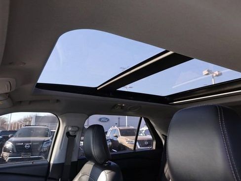 Used 2022 Ford Explorer XLT w/ Equipment Group 202A image 9