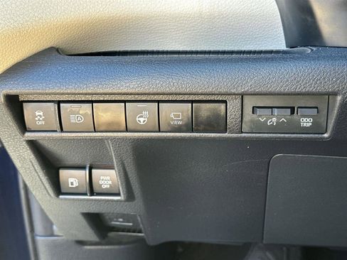 Used 2023 Toyota Sienna Platinum image 29