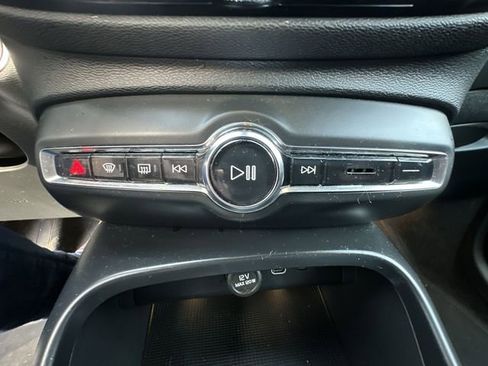 Used 2023 Volvo XC40 B5 Core w/ Convenience Package image 15