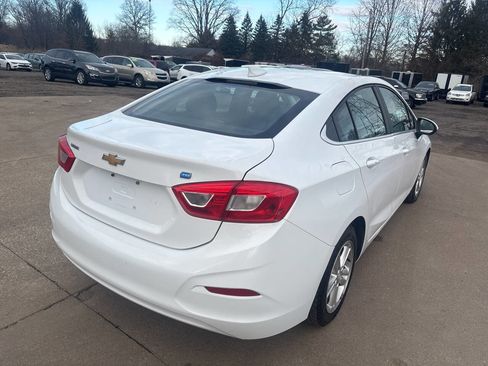 Used 2017 Chevrolet Cruze LT image 2