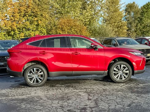 Used 2022 Toyota Venza LE AWD/4WD image 3