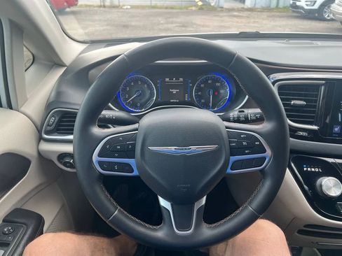 Used 2017 Chrysler Pacifica Touring-L FWD image 7