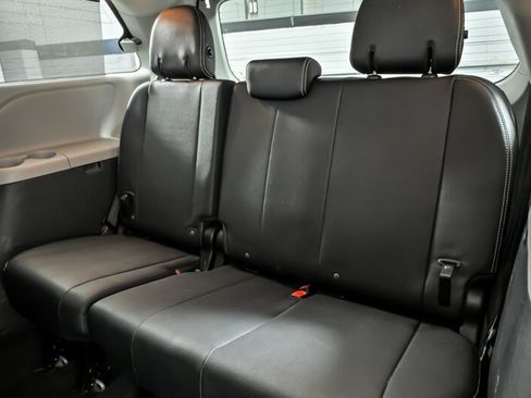 Used 2016 Toyota Sienna SE w/ SE Preferred Package FWD image 19