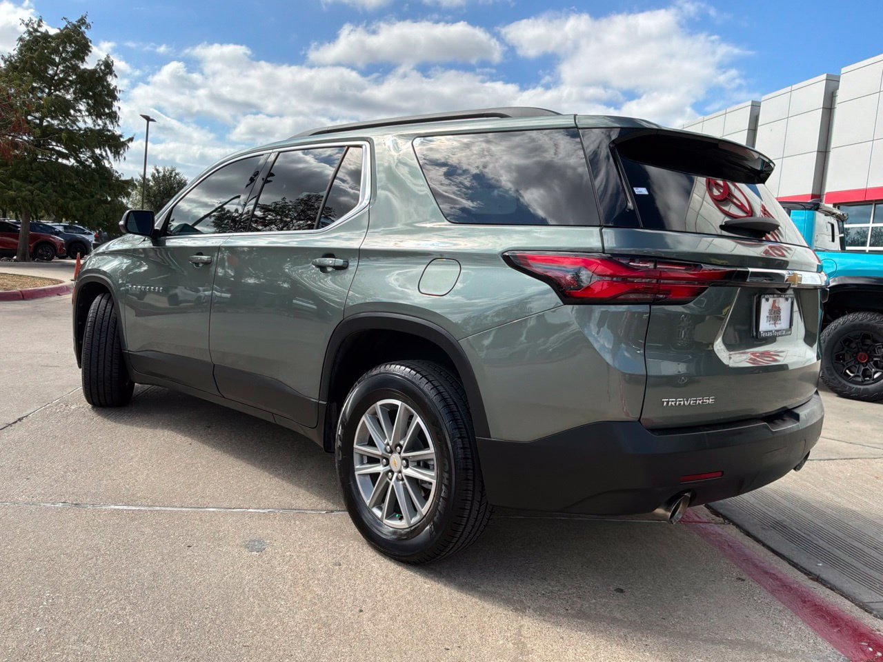 Used 2023 Chevrolet Traverse LT FWD image 8