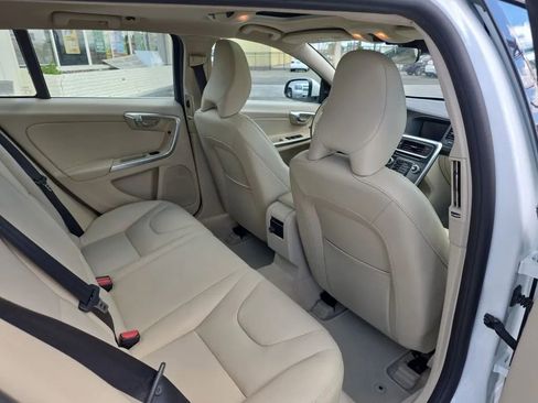 Used 2015 Volvo V60 T5 Premier w/ Convenience Package image 16