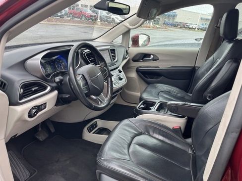Used 2020 Chrysler Pacifica Touring-L image 10