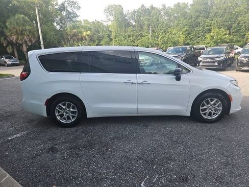 Used 2024 Chrysler Pacifica Touring-L FWD image 9