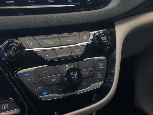 Used 2023 Chrysler Pacifica Touring-L FWD image 10