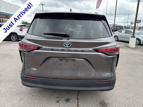 Used 2021 Toyota Sienna XLE FWD image 4