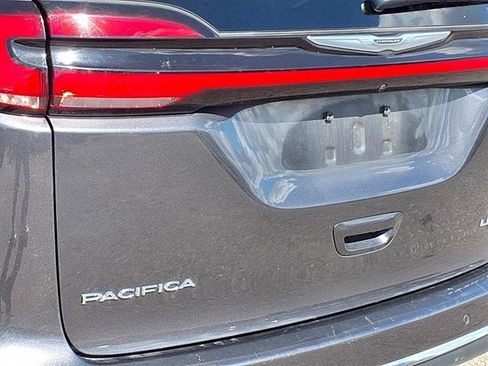 Used 2023 Chrysler Pacifica Limited FWD image 28