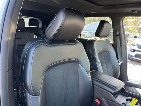 Certified 2024 Jeep Grand Cherokee L Altitude image 28