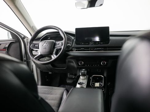 Used 2025 Mitsubishi Outlander SE image 21